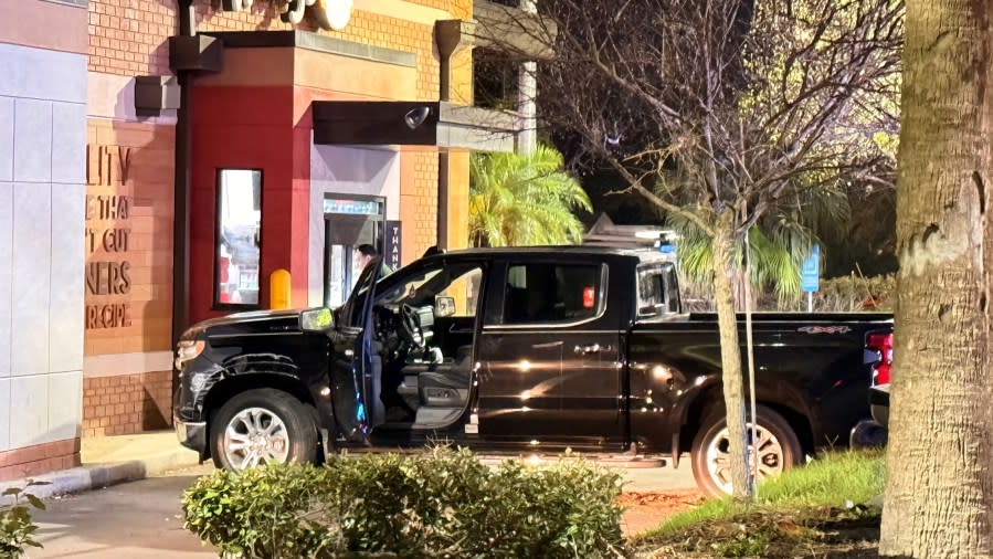 Caminhão bate em Wendy's em Dunedin, 1 pessoa é presa