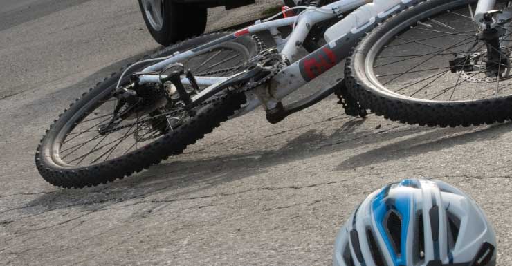 Ciclista morre após ser atropelado por carro enquanto trafegava pela estrada do Condado de Polk, diz FHP