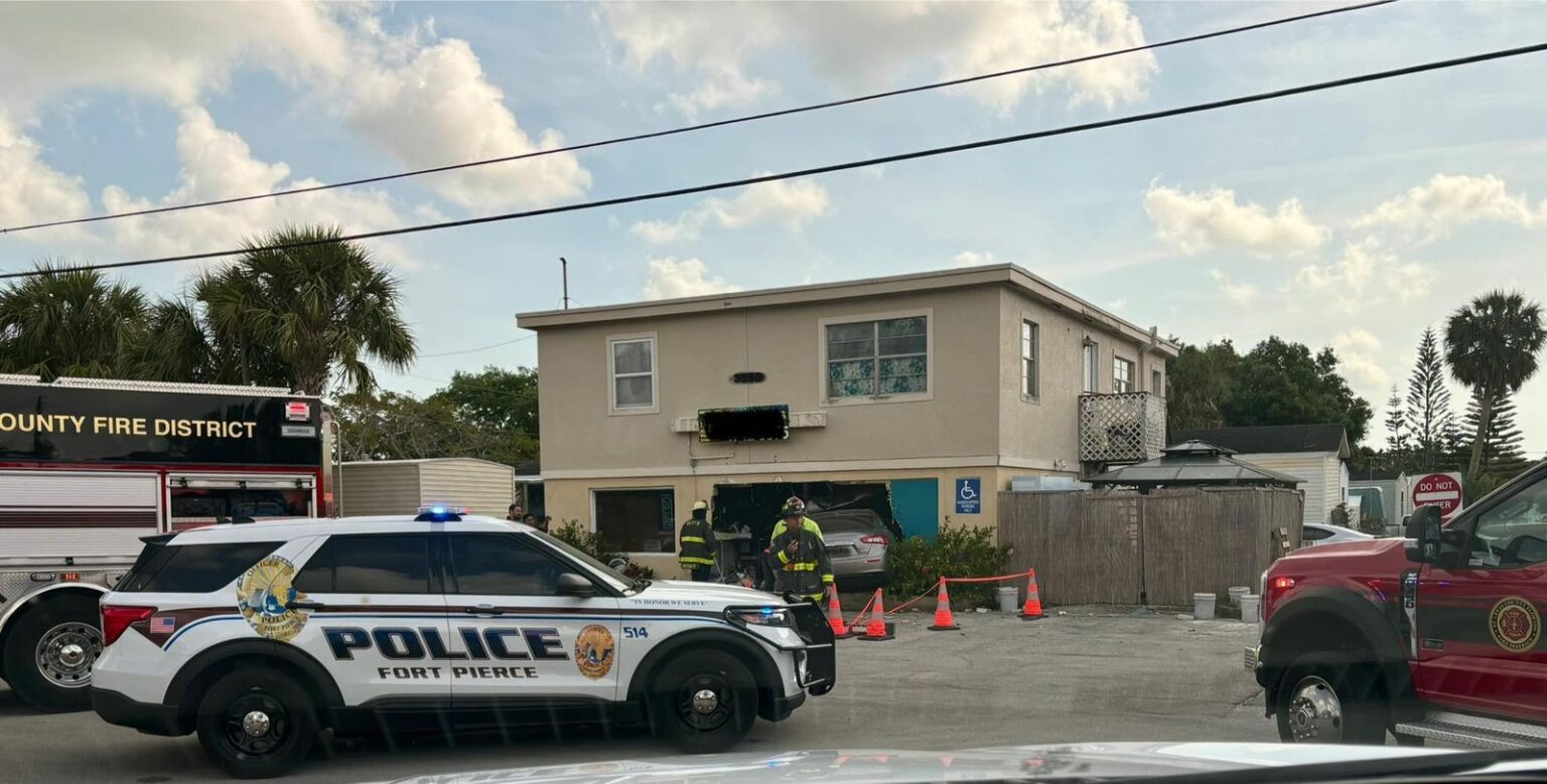 Colisão de Fort Pierce contra estrutura deixa três pessoas hospitalizadas
