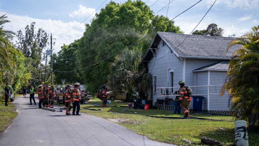 Equipes combatem as chamas após maçarico incendiar palmeira e casa em Fort Myers