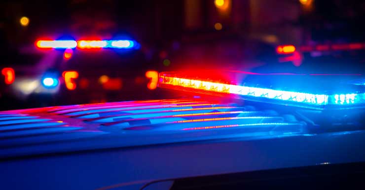 Homem atira no veículo da mulher após ela discutir com o namorado