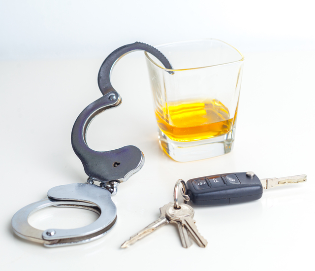 Homem é acusado de dirigir embriagado depois que passageiro cai de carrinho de golfe em The Villages e morre mais tarde, diz FHP