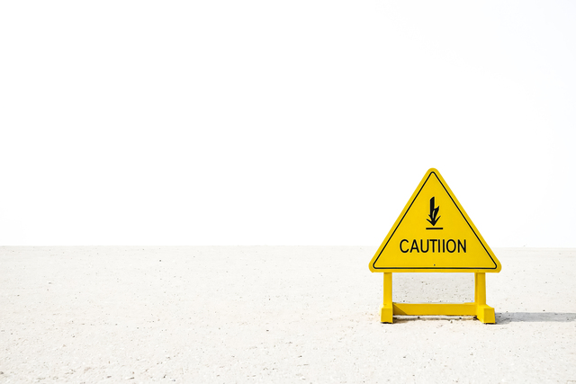 Linha elétrica derrubada após motorista bater em poste