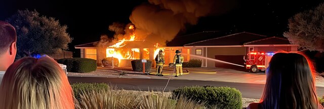 Morador fica chocado após carro colidir com complexo de apartamentos em Arlington