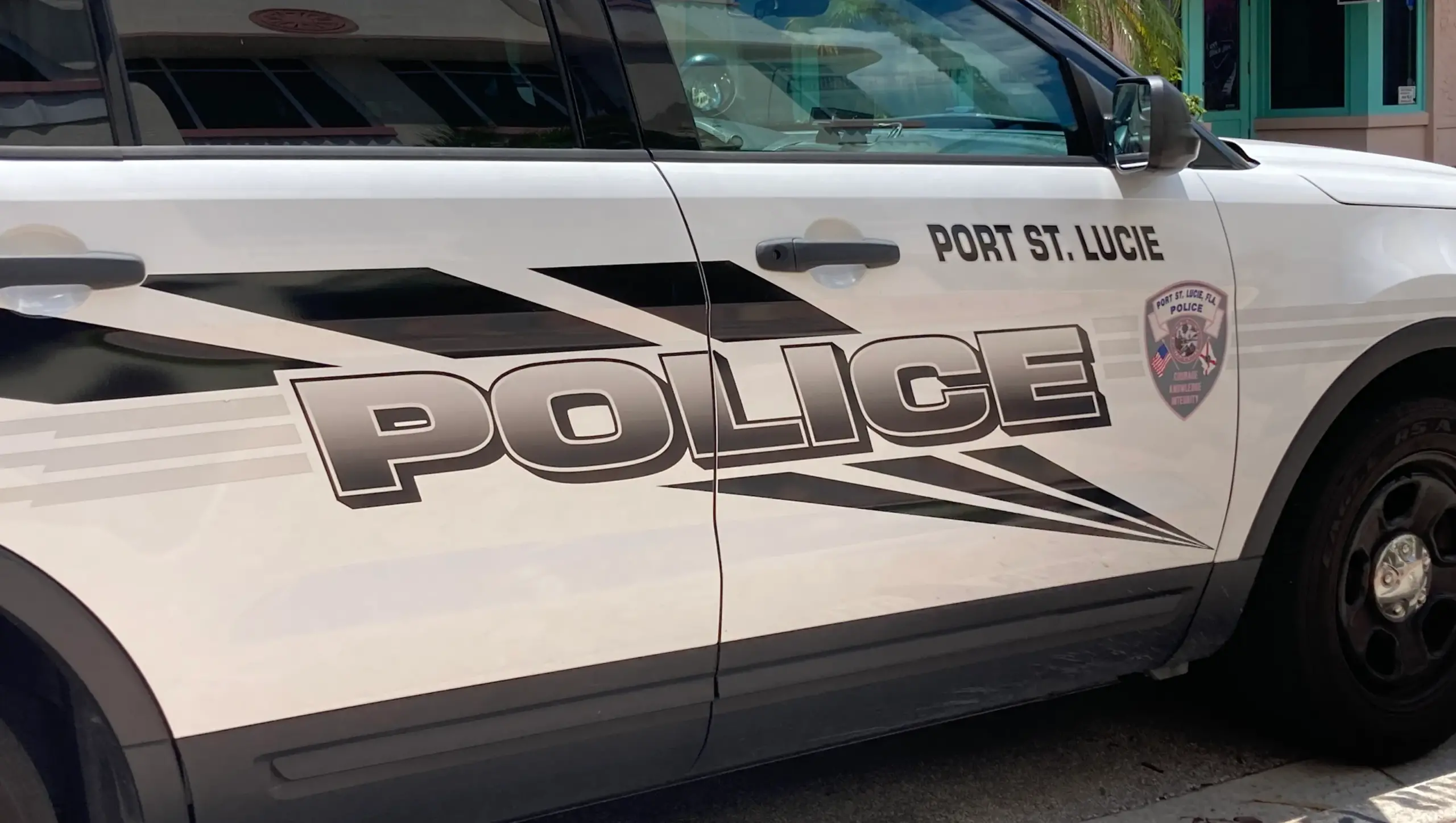 s morre quando carro bate em casa em Port St. Lucie