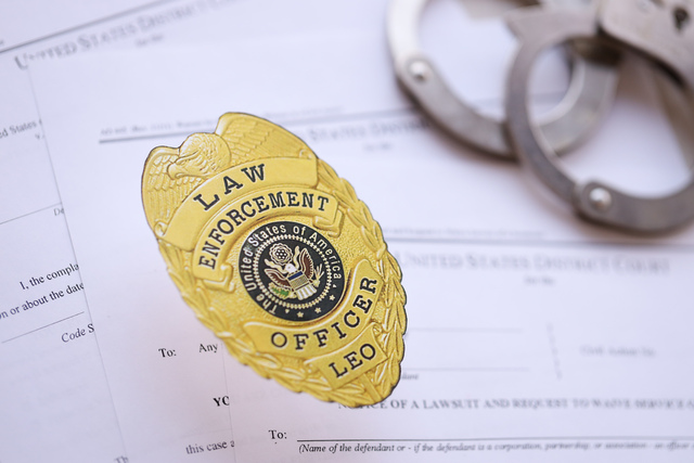 Mulher é acusada após atirar no marido e em si mesma