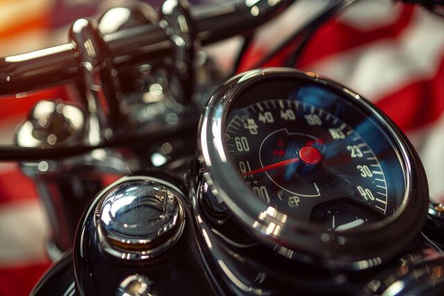 Polícia de Port St. Lucie investiga acidente entre motocicleta e veículo
