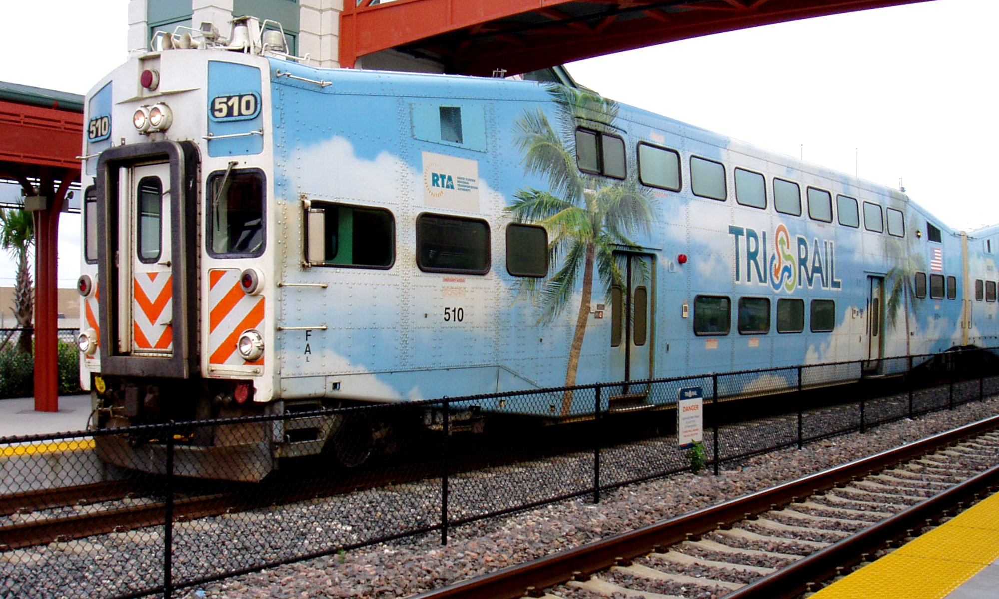 Trem Tri-Rail bate em veículo de três rodas em Miami; não há registro de feridos