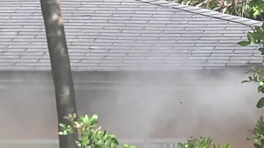 Vídeo mostra fumaça saindo de uma casa em Biscayne Gardens