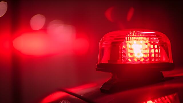 1 ferido após ambulância estacionada pegar fogo em Hialeah; o fogo se espalha para 2 outros carros