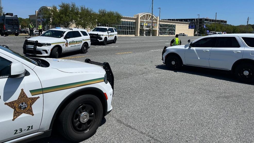 Motoristas são incentivados a ter cuidado após fatalidade no trânsito em Destin DESTIN, Flórida - O Gabinete do Xerife do Condado de Okaloosa está trabalhando em uma fatalidade no trânsito na tarde de quarta-feira. Os delegados disseram que, por volta das 13 horas, o incidente ocorreu nas pistas no sentido oeste da Emerald Coast Parkway, na entrada da Lowe's em Destin. Como resultado, o tráfego no sentido oeste está sendo desviado pela Regatta Bay Boulevard. As autoridades estão pedindo aos motoristas que tenham cuidado e esperem atrasos. Não foram divulgados mais detalhes. Fonte: Motoristas são orientados a ter cuidado após fatalidade no trânsito em Destin