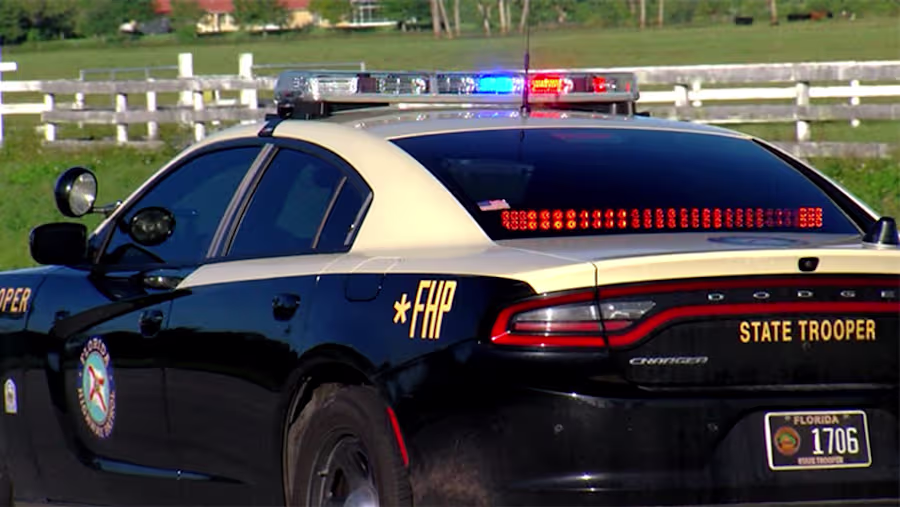 Os bombeiros controlam um incêndio numa casa de manhã cedo em Matlacha Isles.