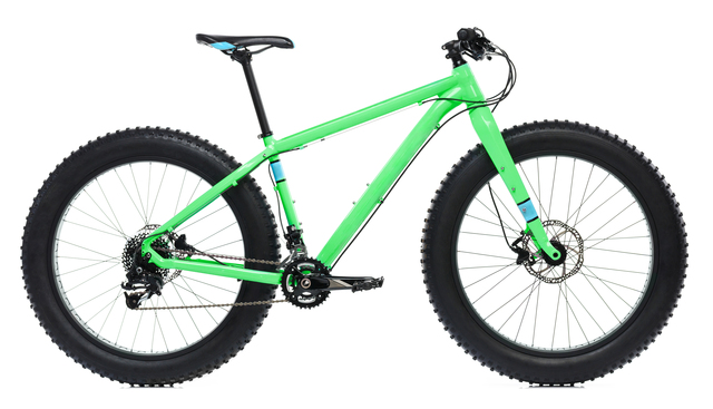 Vídeo mostra delegado da BSO atropelando jovem ciclista