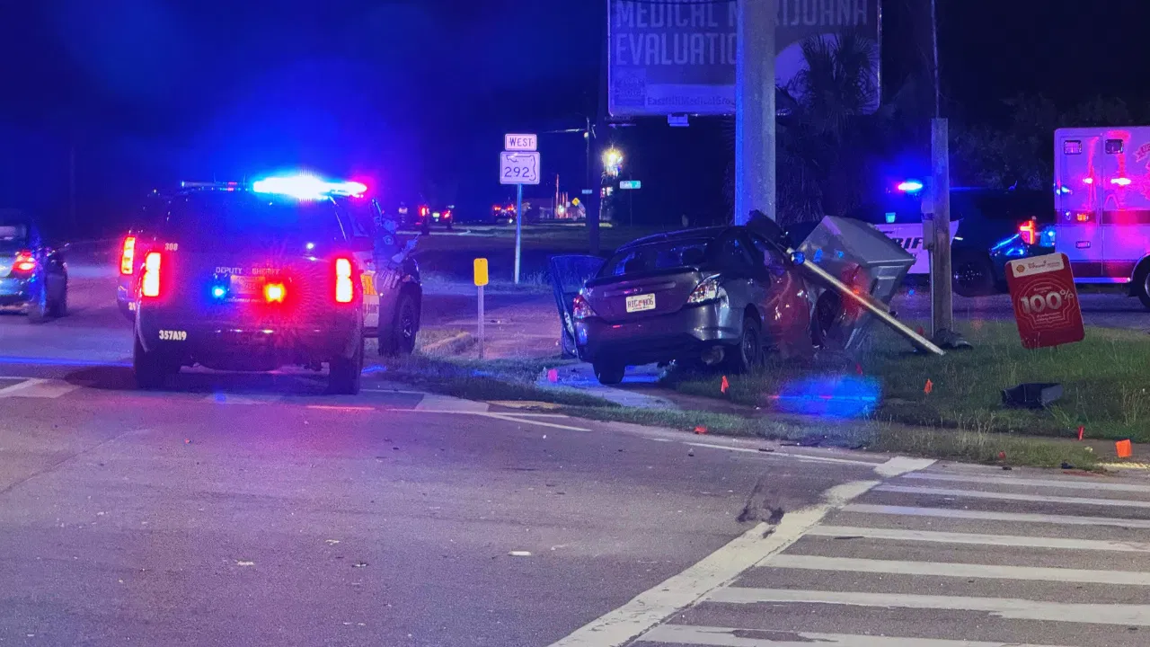 Adolescente em veículo roubado bate em poste após breve perseguição no condado de Escambia