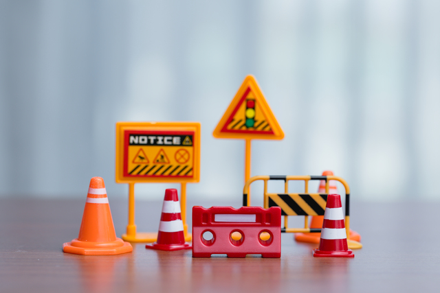Caminhão da Penske é atingido por picape após colidir com a ponte Graffiti Bridge, em Pensacola