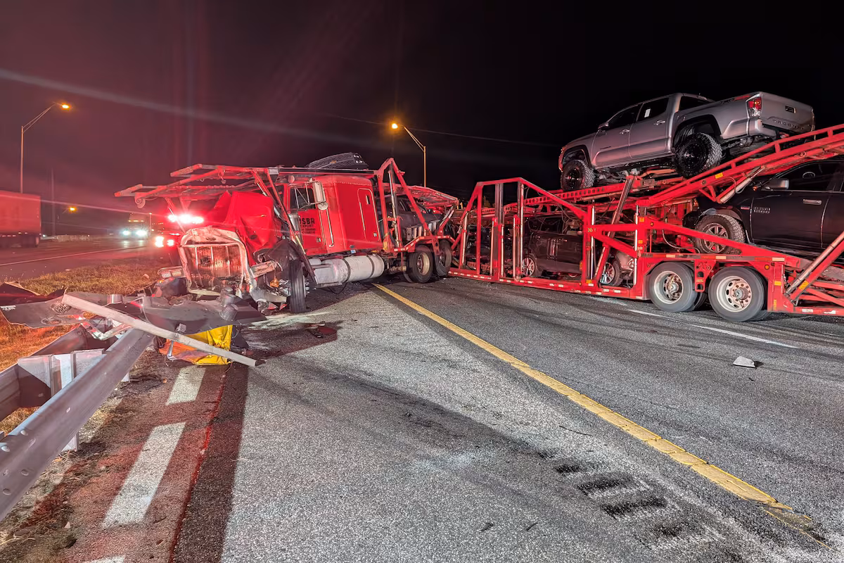 Caminhões basculantes, varredora de rua e caminhão de transporte de carros colidem no condado de Marion