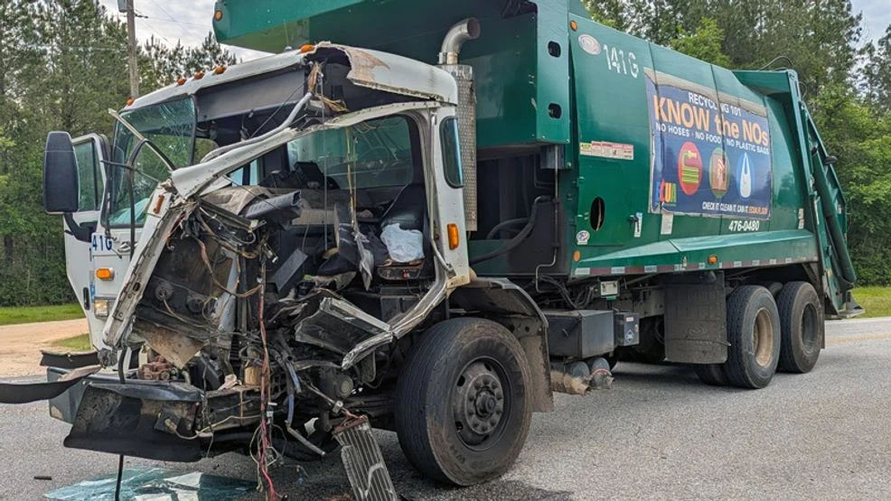Homem de 35 anos de Pensacola é ejetado de caminhão da ECUA durante colisão com caminhão de madeira