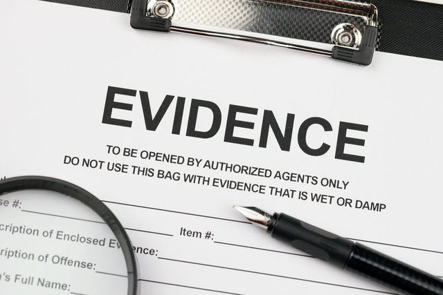 Homem encontrado baleado após acidente de carro dentro de complexo de apartamentos em Orange County, segundo a polícia