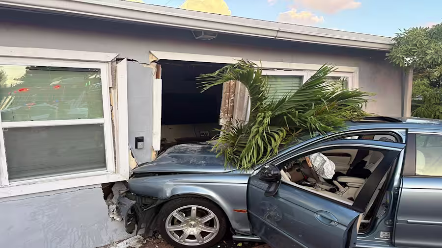 Motorista foge do local após bater carro em casa em Fort Lauderdale