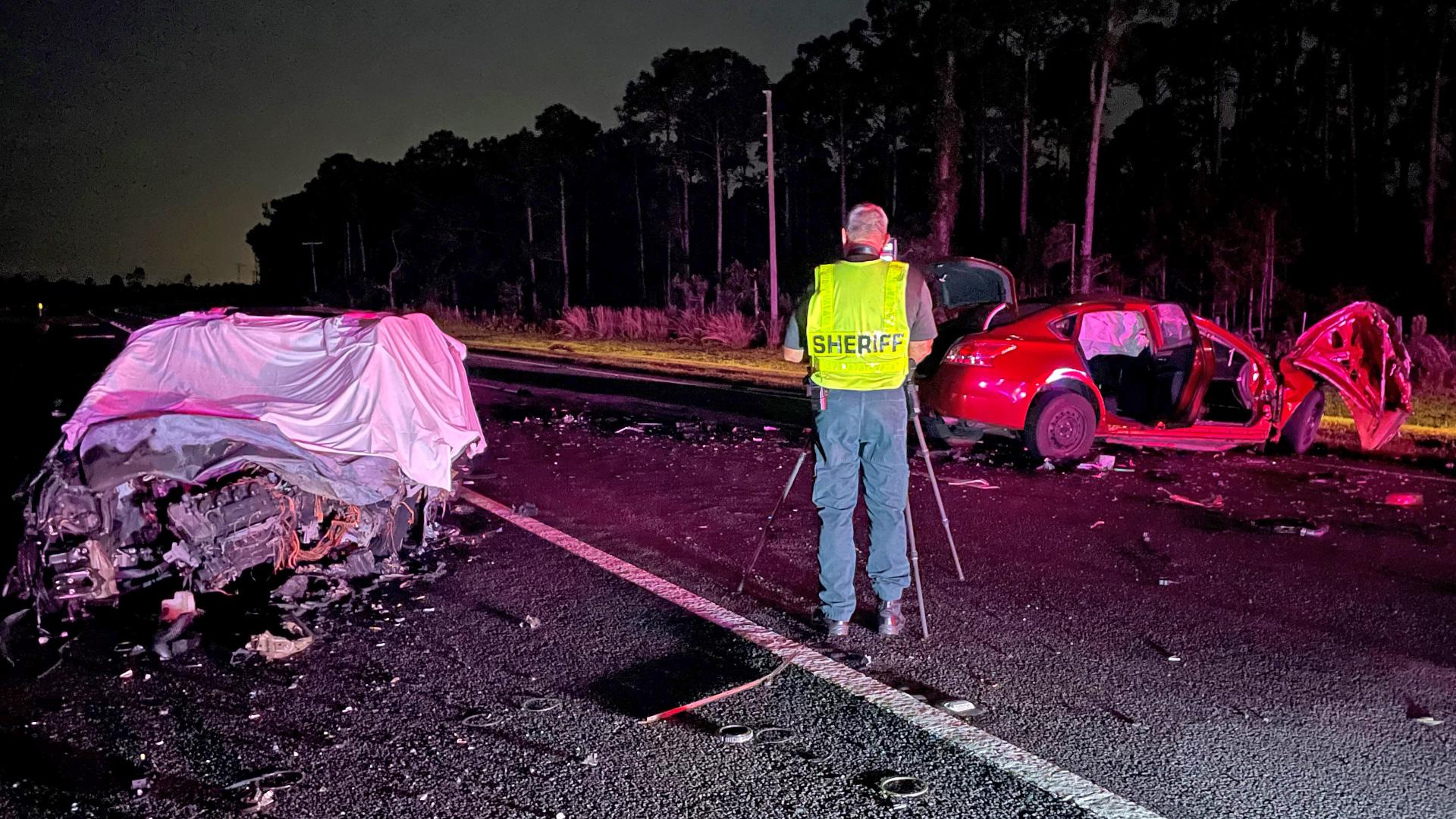 Motoristas morrem após colisão frontal em sentido contrário no condado de Polk, segundo autoridades