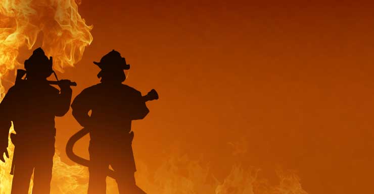Incêndio destrói casa à beira-mar em New Port Richey