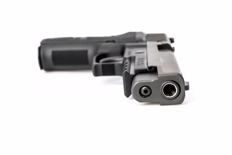 Zelador de escola de Miami-Dade acusado de empurrar funcionário escada abaixo; encontrado com arma carregada