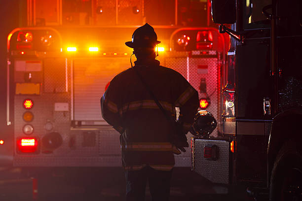 A Cruz Vermelha auxilia 13 adultos e uma criança após um incêndio em casas geminadas em Arlington
