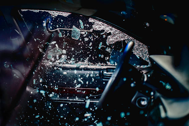 Carro de mulher grávida é roubado em um túnel de lavagem e se envolve em uma série de colisões, causando danos no valor de US$ 20.000