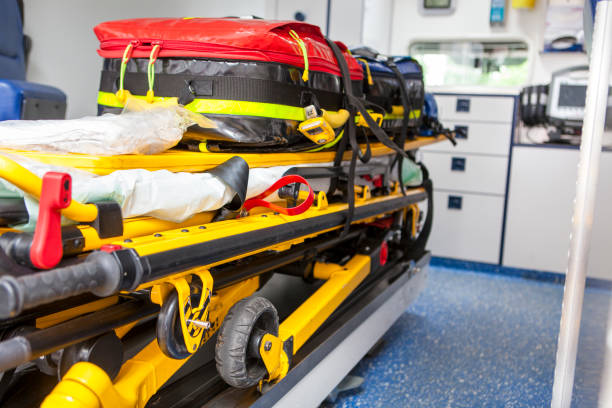 Detetives à paisana abandonam uma missão para resgatar um casal preso em um veículo off-road capotado