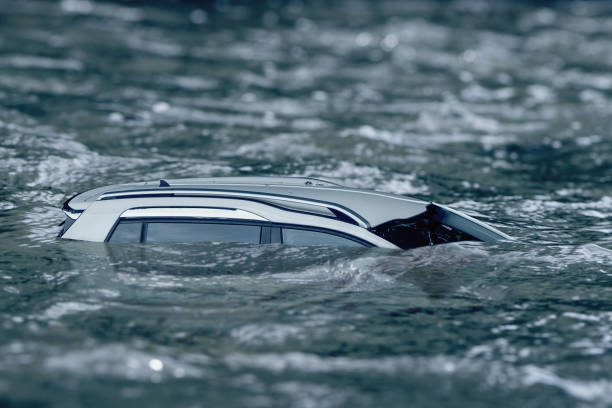 Duas pessoas hospitalizadas após carro bater em lago em Ocoee, segundo a polícia