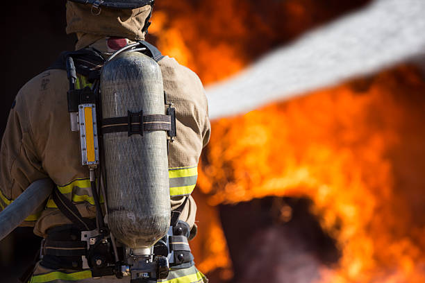 Equipes extinguem incêndio em residência em Fort Lauderdale; homem é examinado por inalação de fumaça