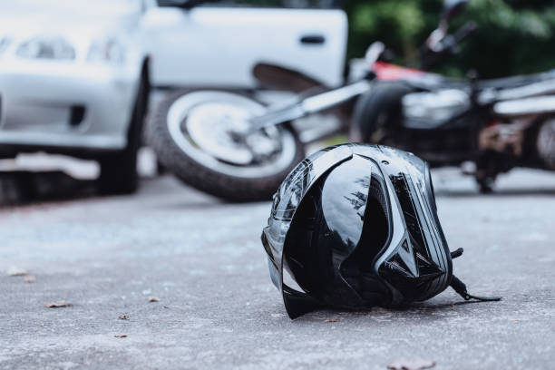 Homem de Orlando afirma que um cabo caído ficou preso em seu pescoço e o derrubou da motocicleta