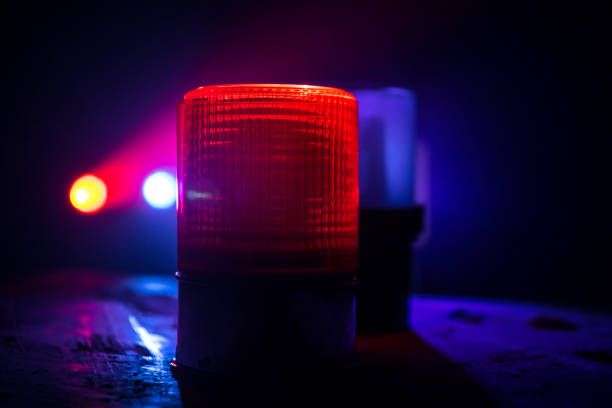 Homem é baleado várias vezes enquanto dirigia, encontra-se em estado estável; o atirador continua foragido