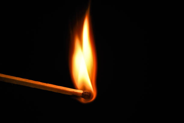 Homem incendiou sua casa porque uma mulher queria terminar o relacionamento