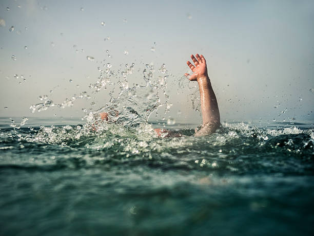 Marido acusado de agredir sua esposa em um barco e tentar abandoná-la a 33 milhas da costa