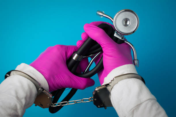 Pediatra de Oklahoma é presa pela morte por afogamento de sua filha de 4 anos no sul da Flórida, segundo autoridades