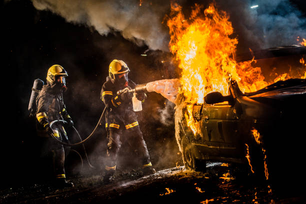 Resgate dos bombeiros Audi colide com árvore em Apopka e deixa três pessoas feridas