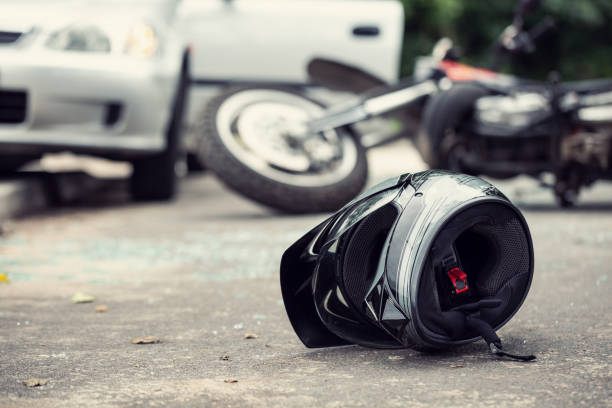 Um agente da Patrulha Rodoviária da Flórida colide com uma motocicleta após uma perseguição, de acordo com a FHP