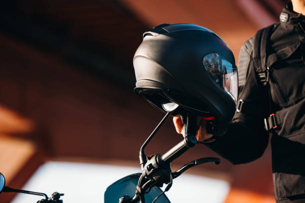Um motociclista colide contra uma árvore e sua motocicleta é atropelada por um carro da polícia após uma perseguição na I-75, perto de Fort Myers.