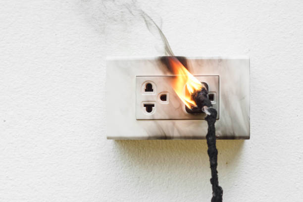 Uma luz defeituosa provoca um incêndio em uma garagem em Stuart