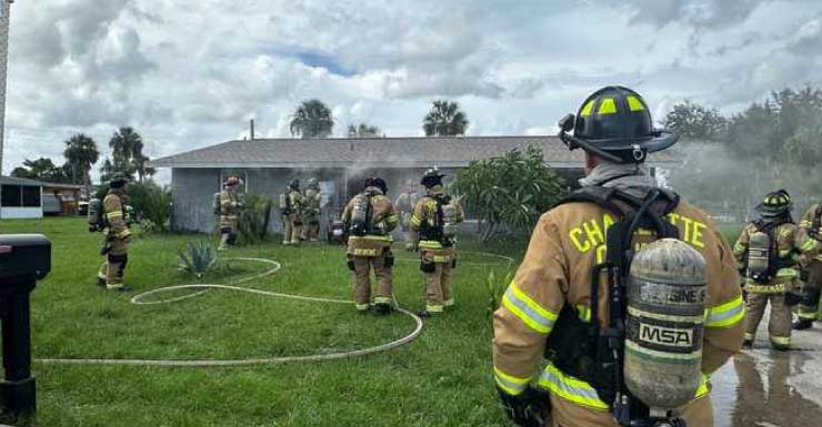 1 pessoa hospitalizada após incêndio destruir casa no Condado de Charlotte