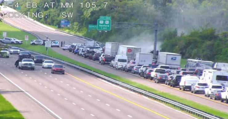 Acidente com carro roubado causa congestionamento na I-4 em Sanford.