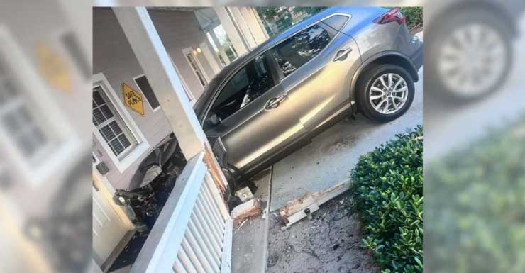 Acidente faz carro colidir com entrada de quartel dos bombeiros em Martin County