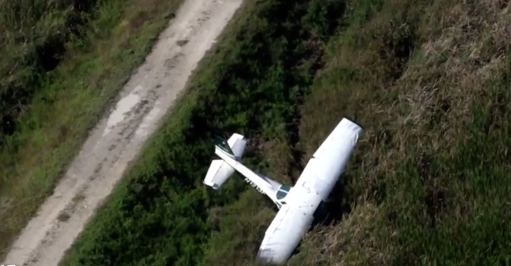 Avião faz pouso de emergência em dique nos Everglades; duas pessoas são resgatadas