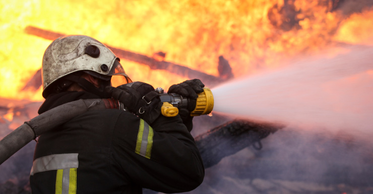Bombeiro fica ferido ao combater incêndio em apartamentos de Wesley Chapel