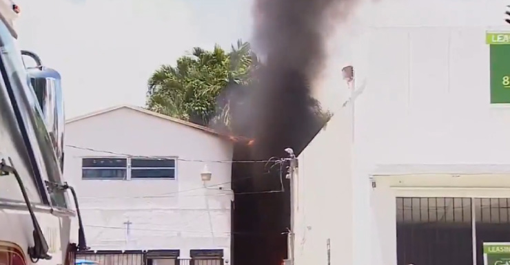 Bombeiros apagam incêndio próximo à Biscayne Boulevard em Miami que levou à evacuação de moradores