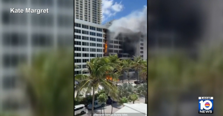 Bombeiros combatem incêndio em resort à beira-mar Newport em Sunny Isles