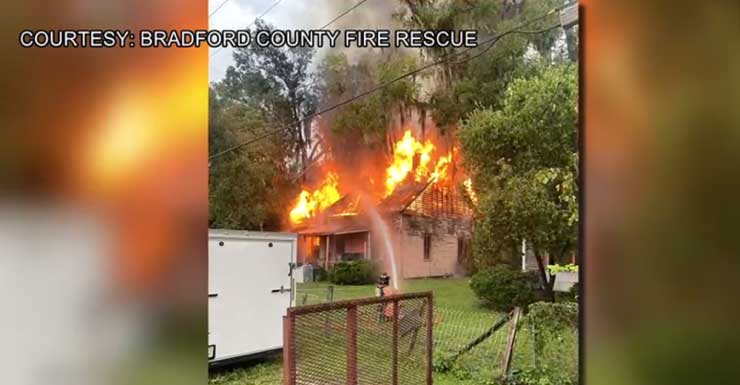 Bombeiros do Condado de Bradford apagam incêndio que destruiu casa em Starke