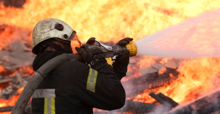 Bombeiros do Condado de Marion combatem incêndio estrutural em loja de feno em Reddick
