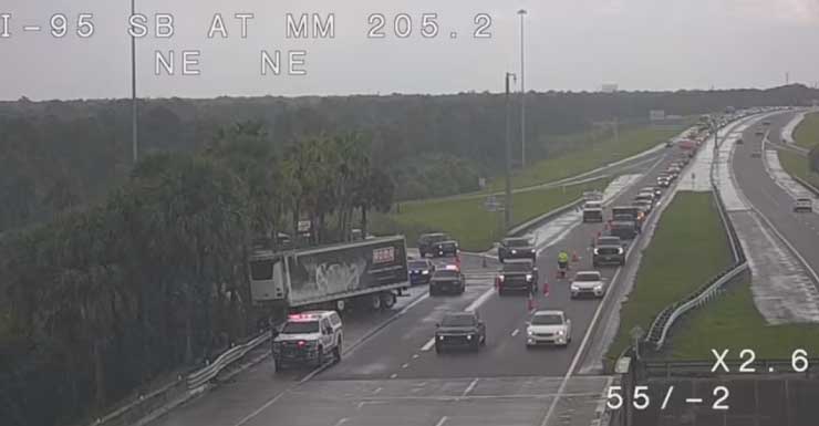 Caminhão bate na I-95 em Brevard County e causa congestionamento.